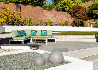 Garden-Design-with-Raised-Seating-Area-and-Raised-Borders